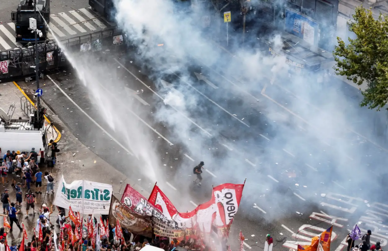Argentina: reforma de Milei permite jornada de 12 horas e limita greve
