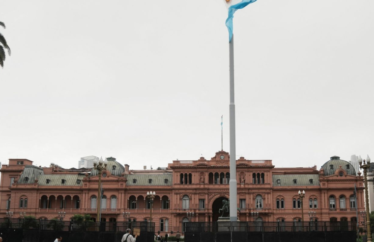 Reforma de Milei aumenta lucro e subjuga trabalhador, diz advogado