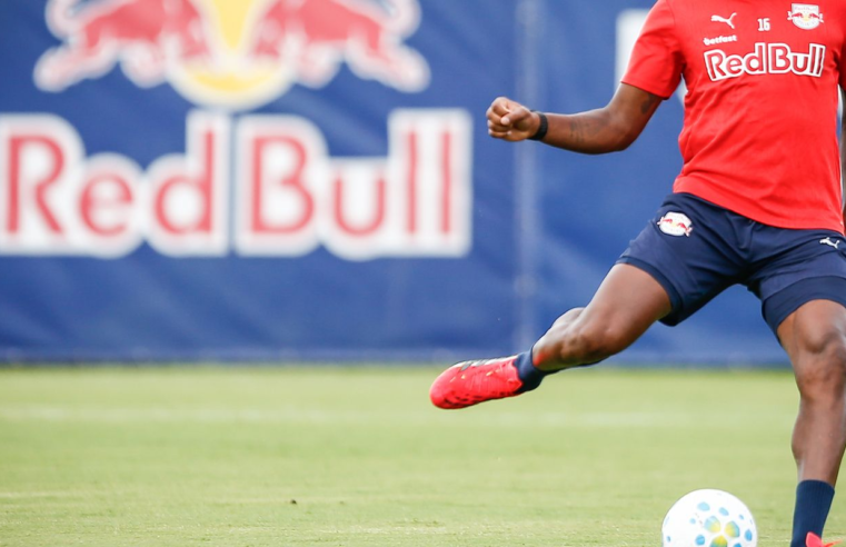 Bragantino multa zagueiro por fala machista contra árbitra