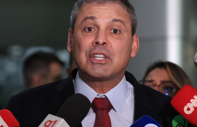 Governo deve enviar projeto para acabar com escala 6×1, diz líder