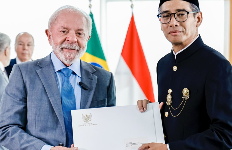Lula recebe credenciais de nove novos embaixadores