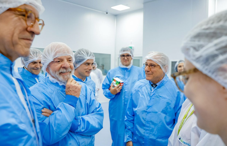 Lula visita fábrica que fornece 19 milhões de produtos ao SUS