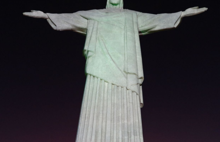 Cristo Redentor é iluminado com mensagens de campanha contra violência