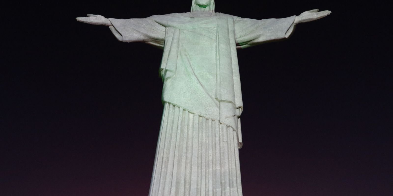 Cristo Redentor é iluminado com mensagens de campanha contra violência