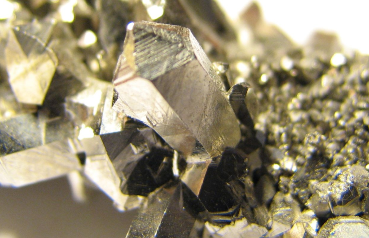 Brasil busca parceria com Europa para exploração de minerais críticos