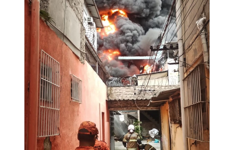 Incêndio de grandes proporções atinge galpão no Rio