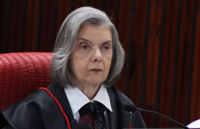 Cármen Lúcia critica falta de espaços de poder para mulheres