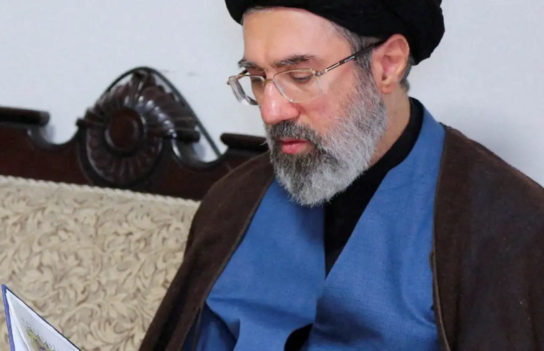 Líder do Irã promete vingança e manter fechado Estreito de Ormuz