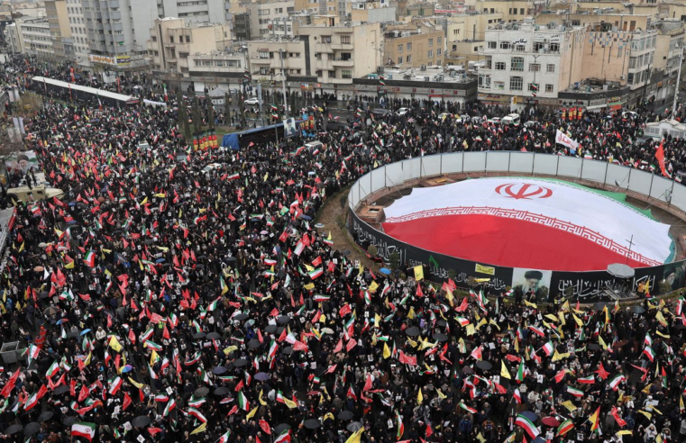 Sob bombas, multidões vão às ruas no Irã em apoio aos palestinos