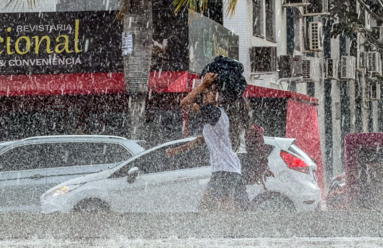 DF e 10 estados têm alerta laranja de chuva neste sábado