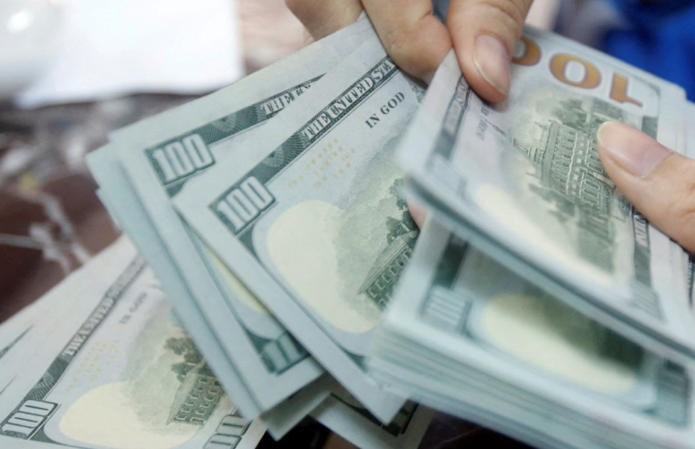 Dólar cai 1,6% e fecha em R$ 5,23 com alívio externo